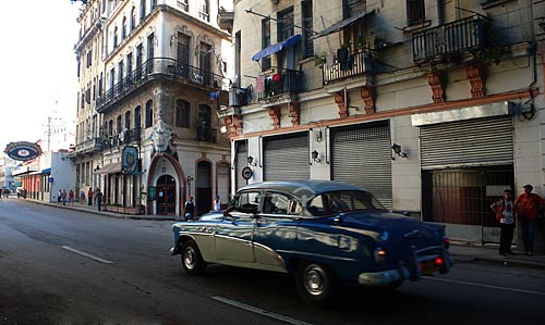  Assunto: Carro antigo (anos 50) nas ruas de Havana / Local: Cuba / Data: outubro 2009 