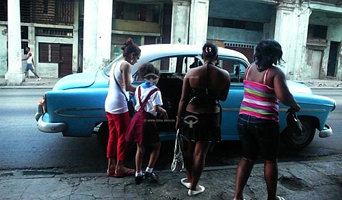  Assunto: Mulheres e criança entrando em carro antigo (anos 50) nas ruas de Havana / Local: Cuba / Data: outubro 2009 