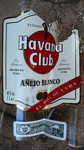  Assunto: Garrafa quebrada de rum Havana Club / Local: Havana - Cuba / Date: outubro 2009 