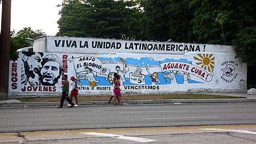  Assunto: Pintura na rua de Havana onde está escrito 