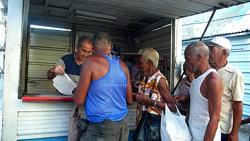  Assunto: Cubanos fazendo fila para comprar jornal  / Local: Havana - Cuba / Date: outubro 2009 