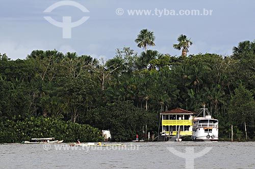 Assunto: Barco e casa típica de madeira - estilo marajoara - na ilha sobre o Rio Maratauira em frente a Feira de Abaetetuba / Local: Abaetetuba - Pará - Brasil / Data: 04-04-2009 