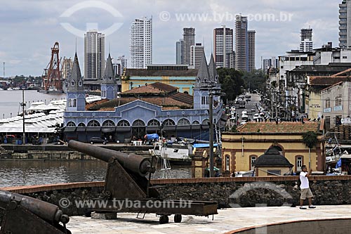  Assunto: Canhões do Forte do Presépio em primeiro plano com Mercado de Peixes no Ver o Peso, o porto e prédios ao fundo / Local: Belém - Pará - Brasil / Data: 05-05-2009 