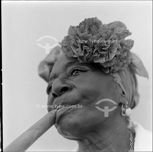  Assunto: Típica mulher cubana fumando charuto (Esperanza, 72 anos) na Praça da Catedral /   Local: Havana - Cuba /  Data: outubro 2009 