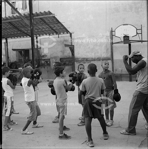  Assunto: Crianças lutando boxe na escola 
