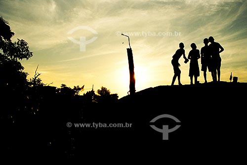  Assunto: Meninos empinando pipa ao pôr-do-Sol / Local: Morro do Preventório, Charitas, Niteroi - RJ / Data: Agosto de 2003 