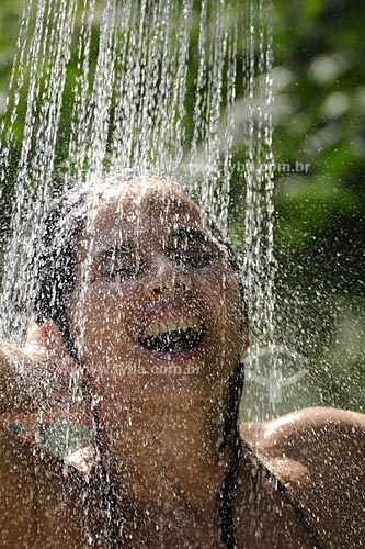  Assunto: Mulher tomando banho  de chuveiro fora de casa  / Local:  Fagundes - Secretário - Petrópolis - RJ  / Data: 21/02/2009 