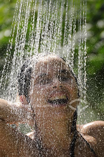  Assunto: Mulher tomando banho  de chuveiro fora de casa  / Local:  Fagundes - Secretário - Petrópolis - RJ  / Data: 21/02/2009 