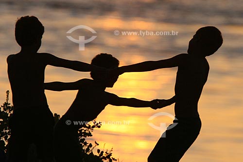  Assunto: Crianças brincando de roda  / Local:  Rio Amazonas, Manaus, Amazonas (AM) - Brasil  / Data: 15/03/2005 