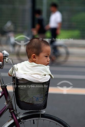  Assunto: Criança sendo carregada em cesta de bicicleta  / Local:  Vila Olímpica de Pequim - China  / Data: Agosto de 2008 