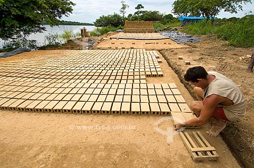  Assunto: Fabricação de tijolos de argila - Beira do Rio Branco  / Local:  Perto de Caracaraí - Roraima - Brasil  / Data: Janeiro de 2006 