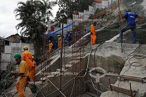  Assunto: Operários trabalhando nas obras do futuro reservatório de água do Complexo Pavão Pavãozinho Cantagalo / Local: Rio de Janeiro / Data: outubro 2009 