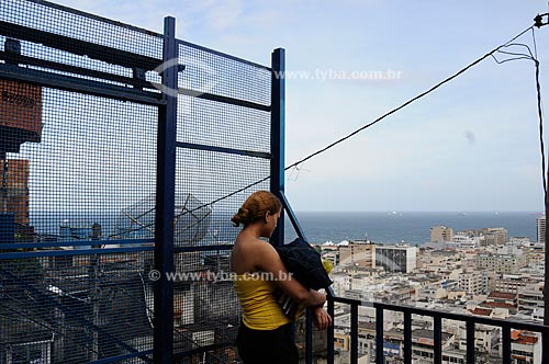  Assunto: Mulher na plataforma de embarque do Plano Inclinado do Morro do Cantagalo  / Local:  Copacabana - Rio de Janeiro  / Data: 10/2009 