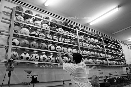  Assunto: Ensaio sobre a fabricação da bola de futebol - Fábrica da Penalty (Para uso editorial sob consulta) / Local:  Itabuna - Bahia  / Data: 25/08/2009 