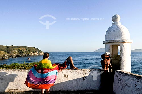  Assunto: Turistas junto à Torre de guarda no Forte São Mateus (século 17) /Local: Cabo Frio - Região dos Lagos - Costa do Sol - Rio de Janeiro / Data: 11-2009 