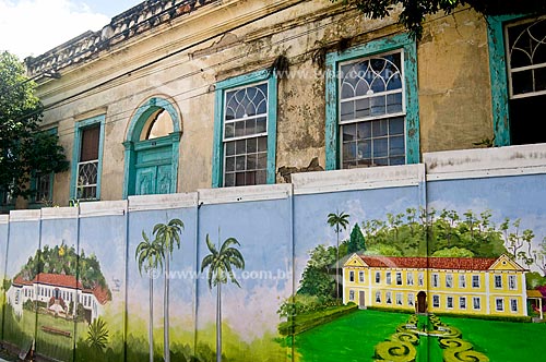  Assunto: Tapume pintado com fachadas das fazendas de café e casa colonial depredada atrás / Local: Vassouras - Vale do Paraíba - Rio de Janeiro - RJ / Data: 11-2009 