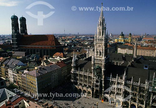  Assunto: Vista de Frauenkirche (Catedral de Nossa Senhora Bendita) à esquerda e do Neues Rathaus (Nova Câmara Municipal) à direita, em Munique / Local: Alemanha 
