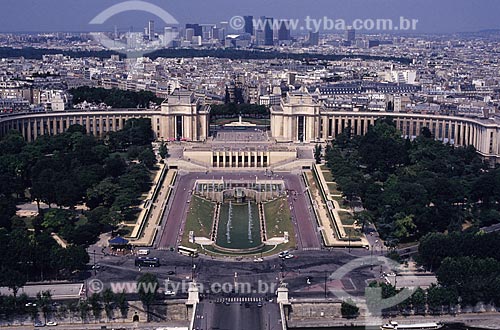  Assunto: Museu do Homem (Musée de l`Homme) visto da Torre Eiffel, com o bairro moderno La Défense ao fundo  / Local: Paris - França  