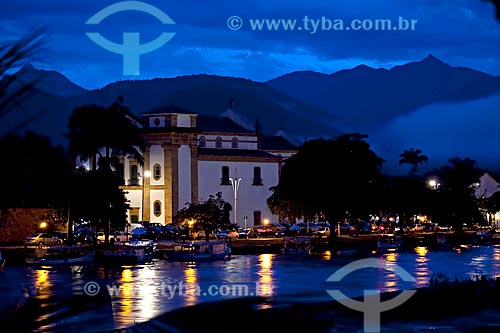  Assunto: Igreja da Matriz iluminada com barcos no rio Perequê-Açu em primeiro plano  / Local:  Paraty - Costa Verde - Rio de Janeiro  / Data: Janeiro 2010 