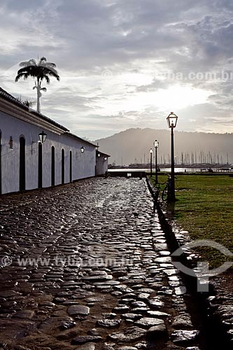  Assunto: Casario colonial de Paraty em rua com pavimentação em pedra conhecida como pé de moleque  / Local: Paraty - Rio de Janeiro (RJ) - Brasil / Data: 01/2010 