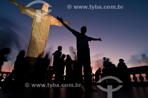  Assunto: Turistas visitando o Cristo Redentor / Local: Rio de Janeiro - Rio de Janeiro - Brasil / Data: 01/08/2009 