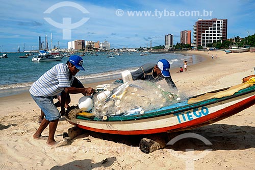  Assunto: Pescadores empurrando jangada na Praia do Mucuripe / Local: Fortaleza - Ceará - Brasil / Data: 05/2008 