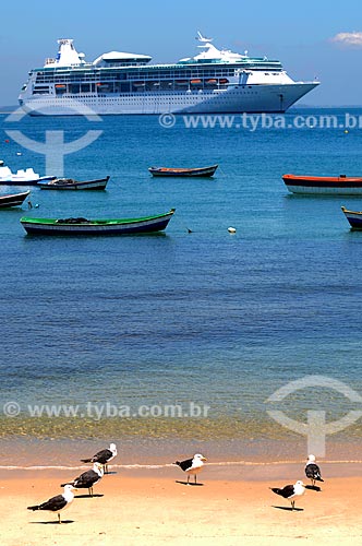  Assunto: Barcos de pesca em primeiro plano, com Navio Cruzeiro ao fundo  / Local:  Búzios - Rio de Janeiro (RJ) - Brasil  / Data: 2009 