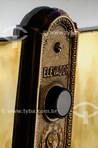 Assunto: Detalhe dos botões do elevador que dá acesso ao restaurante da Confeitaria Colombo / Local:  Travessa do Ouvidor - Centro - Rio de Janeiro - RJ  / Data: Agosto de 2009 