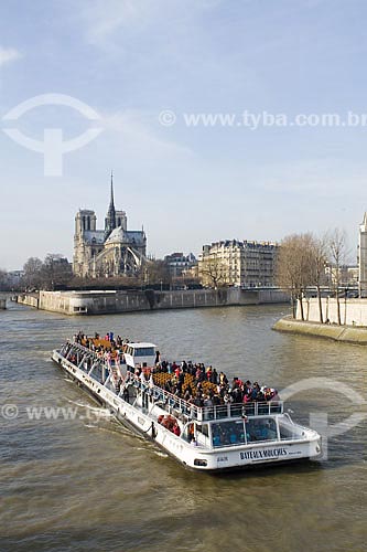  Assunto: Barco turístico no Rio Sena e Catedral de Notre Dame ao fundo  / Local:  Paris - França  / Data: 30/01/2009 