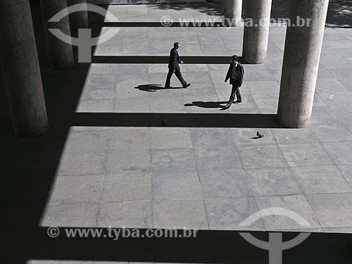 Assunto: Executivos andando em meio às pilastras do Palácio Gustavo Capanema no Centro da cidade  / Local:  Rio de Janeiro - RJ - Brasil  / Data: 2007 