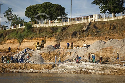  Assunto: Trabalhadores reforçando o barranco de Itacoatiara para evitar que caia pela erosão provocada pelas águas do rio Amazonas  / Local:  Itacoatiara - Amazonas (AM) - Brasil  / Data: 11/2007 