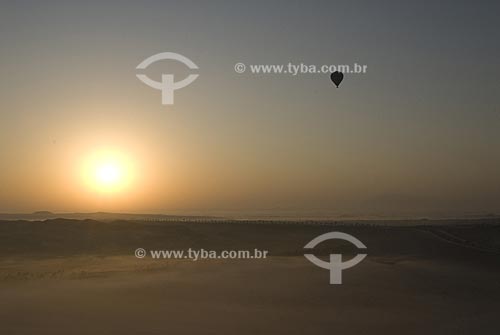  Assunto: Vôo de balão sobre a cidade de Al Ain no deserto. Vista do alto do sol nascendo sobre tapete de nuvens. / Local: Cidade de Al Ain -  Estado de Abu Dhabi  - Emirados Árabes Unidos / Data: Janeiro 2009 