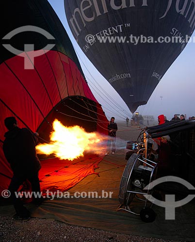  Assunto: Balonismo - Equipe enchendo o balão com ar quente dos maçaricos / Local: Cidade de Al Ain - Estado de Abu Dhabi - Emirados Árabes Unidos / Data: Janeiro 2009 