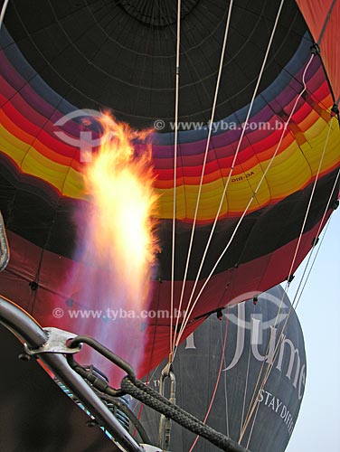  Assunto: Maçarico enchendo balão / Local: Cidade de Al Ain - Estado de Abu Dhabi - Emirados Árabes Unidos / Data: Janeiro 2009 
