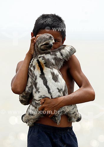 Assunto: Menino ribeirinho com um bicho preguiça no colo  / Local: Municipio de Careiro -  Manaus - Amazonas -Brasil / Data: 11/2009 