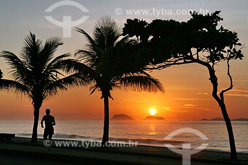  Assunto: Homem correndo pela orla durante o amanhecer  / Local:  São Conrado - Rio de Janeiro - RJ - Brasil  / Data: 11/01/2010 