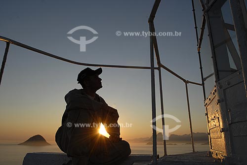  Assunto: Silhueta de faroleiro durante o pôr do Sol no Farol da Ilha Rasa  / Local:  Rio de Janeiro - RJ - Brasil  / Data: 09/2009 