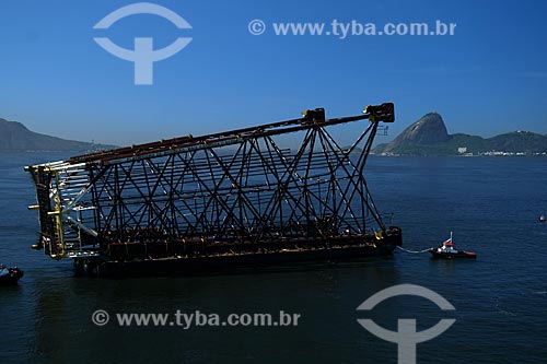  Assunto: Barcos rebocando a jaqueta (base) da Plataforma de Mexilhão na Baía de Guanabara / Local: Rio de Janeiro - RJ - Brasil / Data: 11/2009 