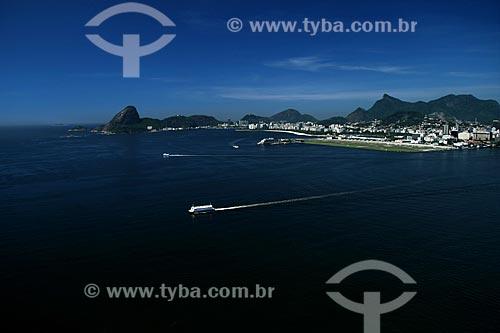  Assunto: Vista aérea da Barca Rio-Niterói atravessando a Baía de Guanabara com o Aeroporto Santos Dumont e o Pão de Açúcar ao fundo / Local: Rio de Janeiro - RJ - Brasil / Data: 11/2009 