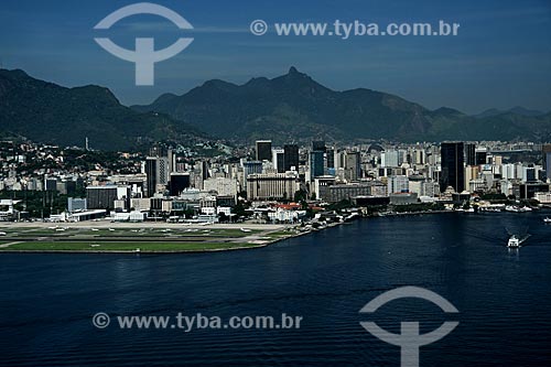  Assunto: Vista aérea do Aeroporto Santos Dumont  com a estação das barcas e o Centro da cidade do Rio de Janeiro ao fundo / Local: Rio de Janeiro - RJ - Brasil / Data: 11/2009 