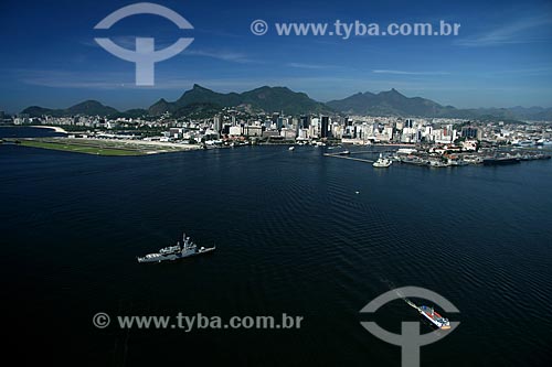  Assunto: Vista aérea da Barca Rio-Niterói cruzando a Baía de Guanabara, com a Ilha Fiscal, o Aeroporto Santos Dumont e o Centro da cidade do Rio de Janeiro ao fundo / Local: Rio de Janeiro - RJ - Brasil / Data: 11/2009 