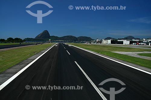  Assunto: Vista aérea do Aeroporto Santos Dumont com o Pão de Açúcar ao fundo / Local: Rio de Janeiro - RJ - Brasil / Data: 11/2009 