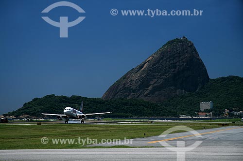  Assunto: Vista do Aeroporto Santos Dumont com o Pão de Açúcar ao fundo / Local: Rio de Janeiro - RJ - Brasil / Data: 11/2009 