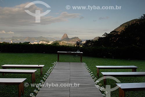  Assunto: Altar pronto para um casamento na Casa de Santa Tereza, com a vista para o Pão de Açúcar ao fundo / Local: Rio de Janeiro - RJ - Brasil  / Data: 04/2009 