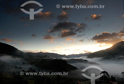  Assunto: Nascer do sol com neblina na Serra da Mantiqueira  / Local:  Fragaria - MG - Brasil  / Data: 05/2009 