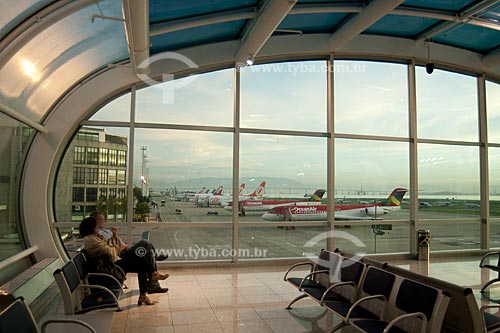  Assunto: Sala de embarque do Aeroporto Santos Dumont, monstrando a pista com aviões ao fundo  / Local:  Rio de Janeiro - RJ - Brasil  / Data: 03/2010 