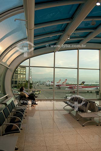  Assunto: Sala de embarque do Aeroporto Santos Dumont, monstrando a pista com aviões ao fundo  / Local:  Rio de Janeiro - RJ - Brasil  / Data: 03/2010 