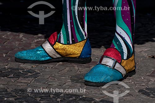  Assunto: Detalhe dos pés de pessoa fantasiada de clóvis ou Bate - Bola no centro do Rio de Janeiro durante o carnaval de rua  / Local:  Rio de Janeiro - RJ - Brasil  / Data: 16/02/2010 