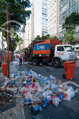  Assunto: Caminhão da Conlurb retirando o lixo deixado por foliões após bloco de rua no centro  / Local:  Rio de Janeiro - RJ - Brasil  / Data: 14 /02/2010 