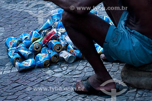  Assunto: Homem catando latas de alumínio para serem recicladas  / Local: Rio de Janeiro - RJ - Brasil  / Data: 09/04/2010 